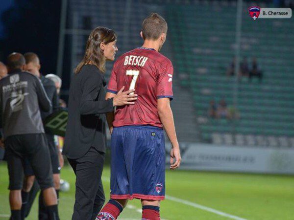 Corinne Diacre ha hecho historia al ser la primera entrenadora de un equipo masculino profesional/ CFA