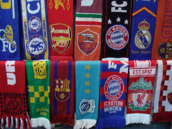 Para los aficionados que rechazan la cotidianidad de bufandas y el típico merchandising, los clubes lanzan productos insólitos/ Nacho Mateo