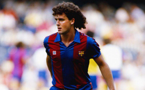 Mark Hughes no dio pie con bola fuera de las Islas/ Getty Images