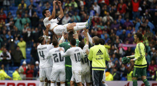 Arbeloa fue manteado por sus compañeros al finalizar el partido ante el Valencia / EFE
