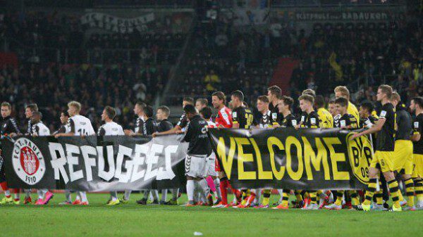 Los jugadores del St. Pauli y el Borussia Dortmund mostrando su apoyo a los refugiados/ Getty Images