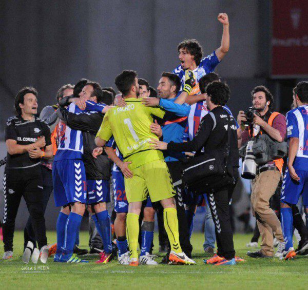 Varios jugadores celebran el ascenso en el campo /LFP