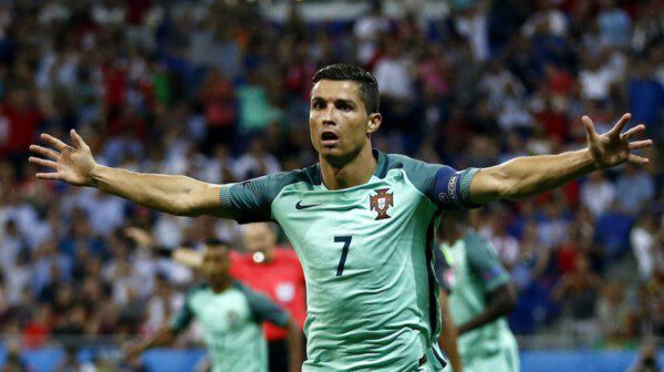 Cristiano Ronaldo es el heredero de Jordão y Nuno Gomes/ AP